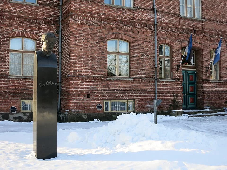 Paul Keres - Paul Kerese mälestusmärk Pärnu Kuninga Tänava Põhikooli ees