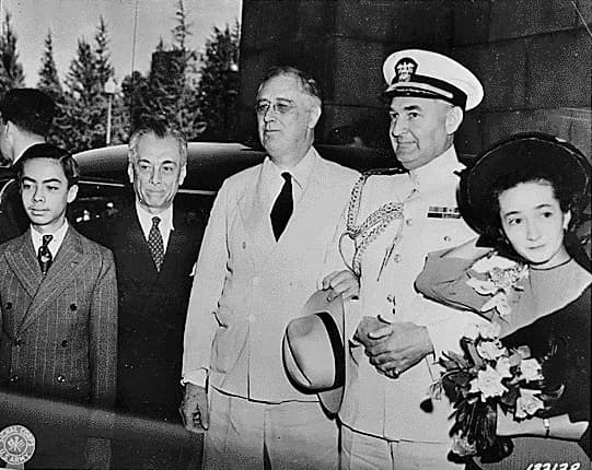 Manuel L. Quezon - Franklin D. Roosevelt, President Quezon of the Philipines, and family, and Captain McCrea in Washington, D.C.