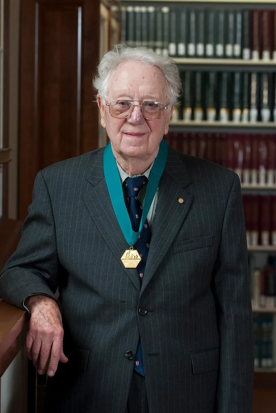Oliver Smithies - Photograph of Oliver Smithies, with the American Institute of Chemists Gold Medal, awarded 14 May 2009, at the  Chemical Heritage Foundation.