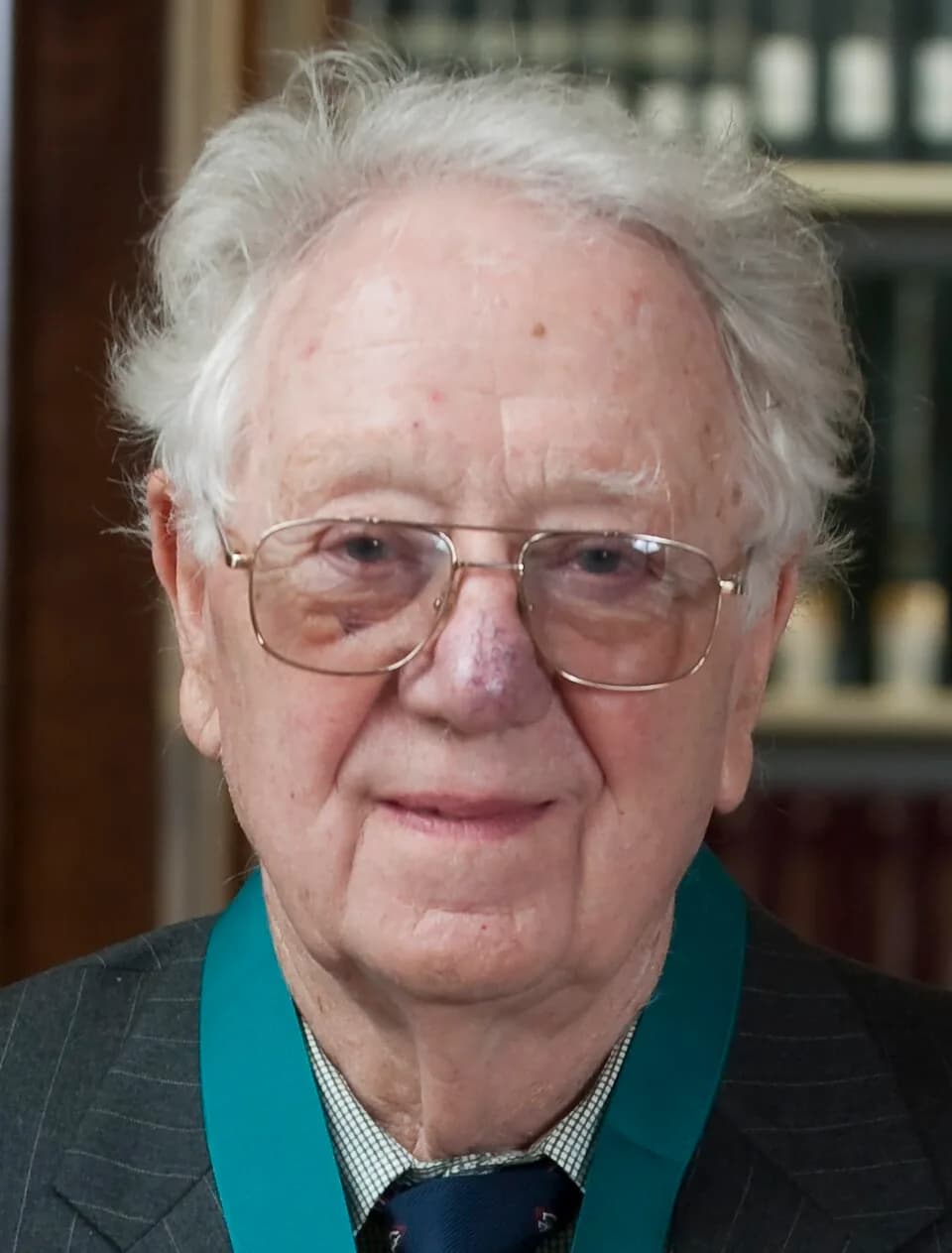 Oliver Smithies - Photograph of Oliver Smithies, with the American Institute of Chemists Gold Medal, awarded 14 May 2009, at the  Chemical Heritage Foundation.
