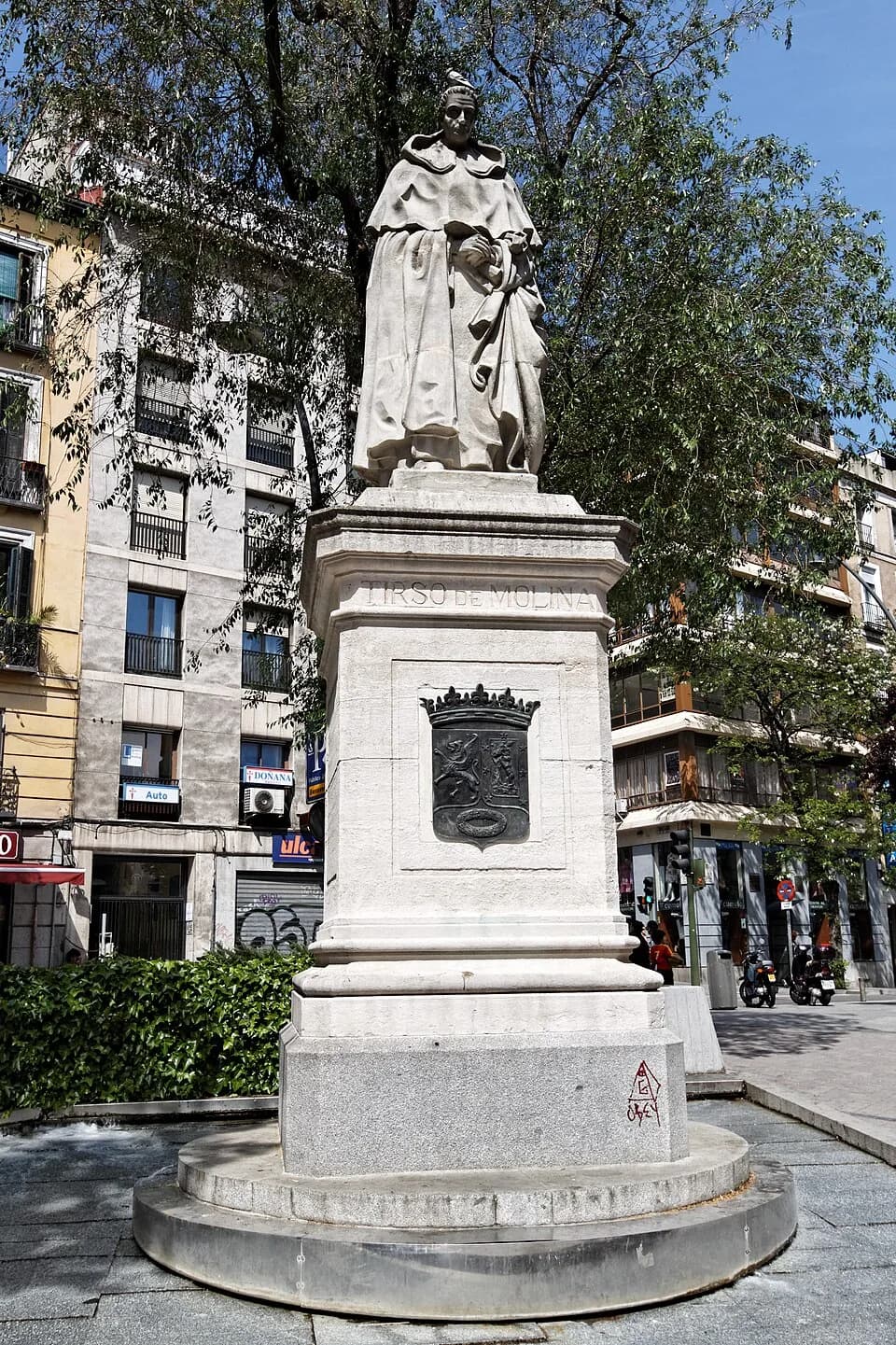 Tirso de Molina - Monumento a Tirso de Molina, ubicado en la plaza Tirso de Molina, Madrid. Obra de Rafael Vela del Castillo, 1943.