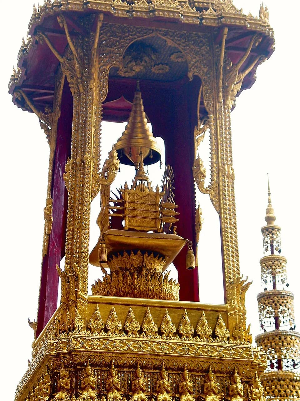 Prajadhipok - Monument (busabok) with insignia of King Rama VII within Wat Phra Kaew (Bangkok, Thailand), showing three arrows.