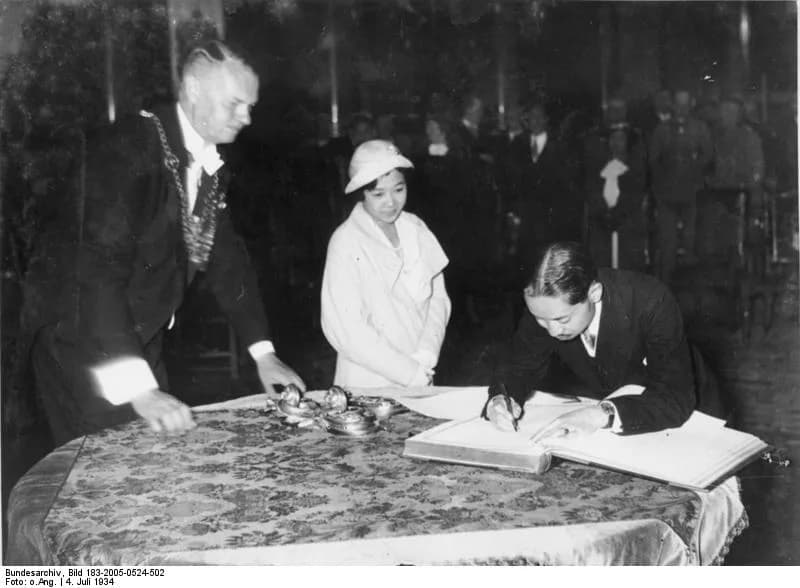 Prajadhipok - For documentary purposes the German Federal Archive often retained the original image captions, which may be erroneous, biased, obsolete or politically extreme. SCherl Bilderdienst:
Das 