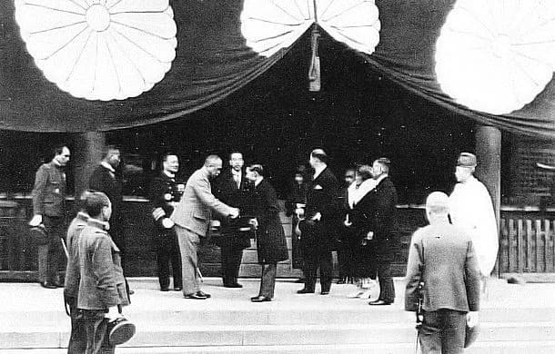 Prajadhipok - King Rama VII and his entourage visiting the Yasukuni Shrine