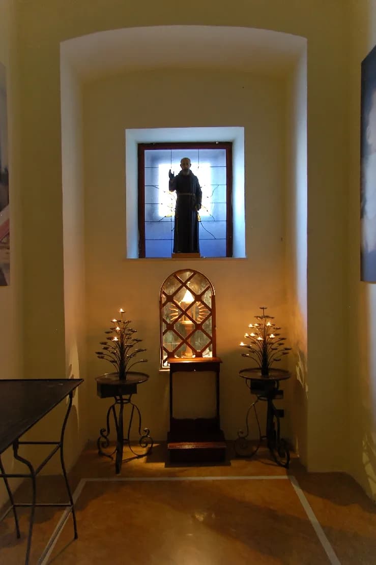 Padre Pio - Eine Nische in der Kirche Santa Maria del Suffragio, eingerichtet zu Ehren von Pater Pio, L'Aquila, Italien, 2011