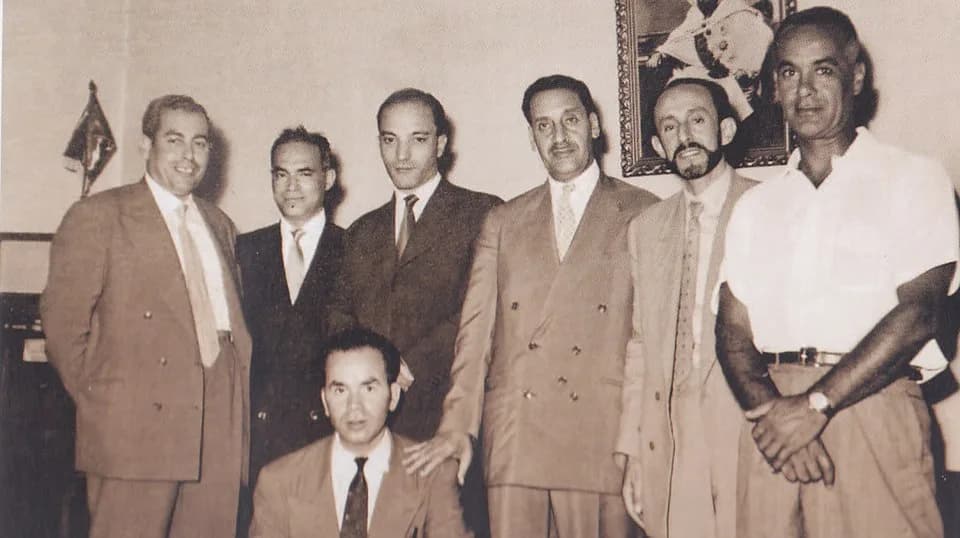 Ferhat Abbas - Debout de gauche a droite Francis Ahmed, Lamine Debaghine, Abderrahmene Kiouane, Fehat Abbas, Cheikh Omar Derdour, Mostefa Lakhak.
Assis Mohamed El-Ghassiri.
