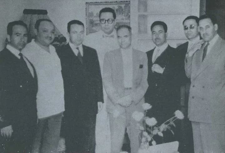 Ferhat Abbas - Au Caire en 1957. De gauche à droite : Krim Belkacem, Fathi Dib, Abane Ramdane, M'Hammed Yazid, Lamine Debaghine, Saad Dahlab, Benyoucef Benkhedda et Ferhat Abbas.