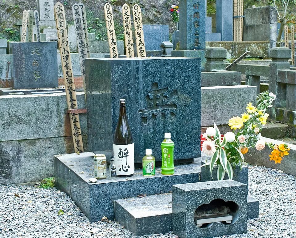 Yasujirō Ozu - The grave of movie director Ozu Yasujirō (小津安二郎) at the Engaku-ji temple, Kita Kamakura. The block of granite, famously, does not bear his name but the character "Mu", or void.