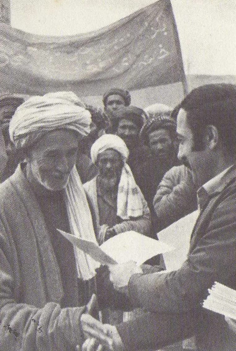 Nur Muhammad Taraki - Fotografía de la entrega de tierra a un campesino afgano, 1978. Esta foto fue publicada en Argentina, por lo tanto rige su ley de copyright.