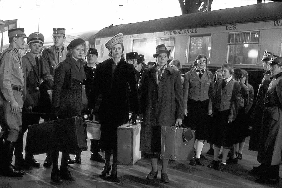 Fred Zinnemann - Photo de plateau du tournage du film de Fred Zinnemann «Julia». De gauche à droite, Élisabeth Mortensen, Jane Fonda et Dora Doll. Strasbourg, 1976.