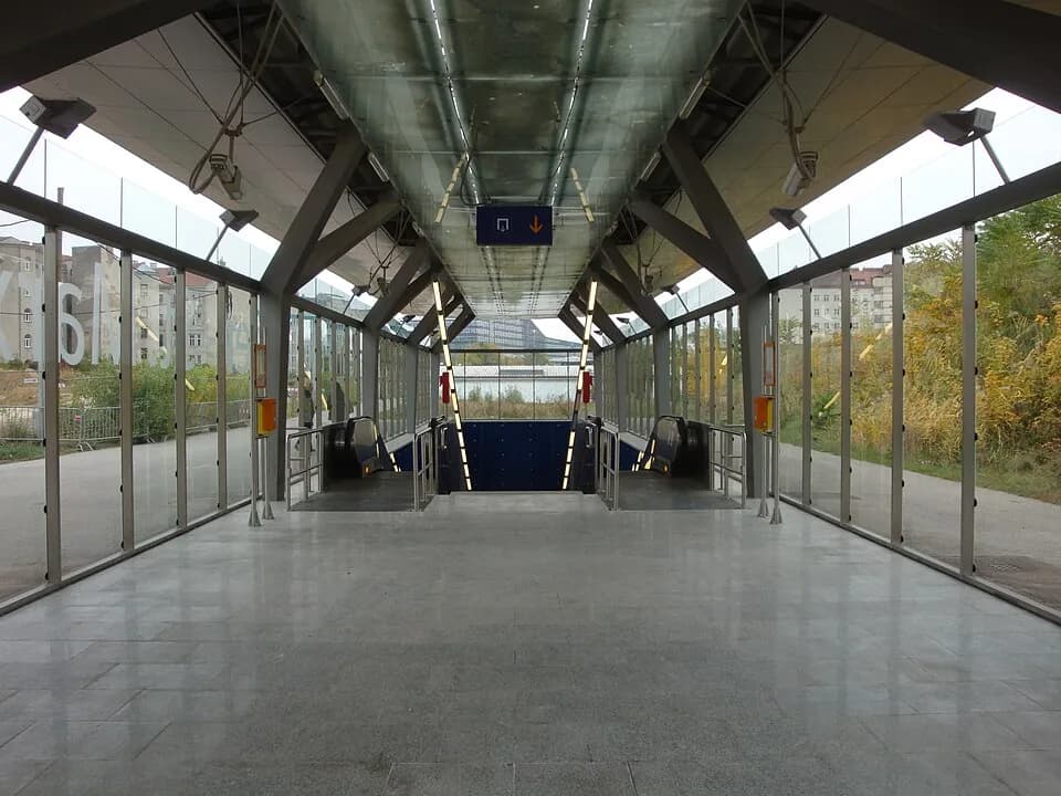 Fred Zinnemann - Innenansicht der Überdachung des Abganges Ziakplatz der Haltestelle Wien St. Marx