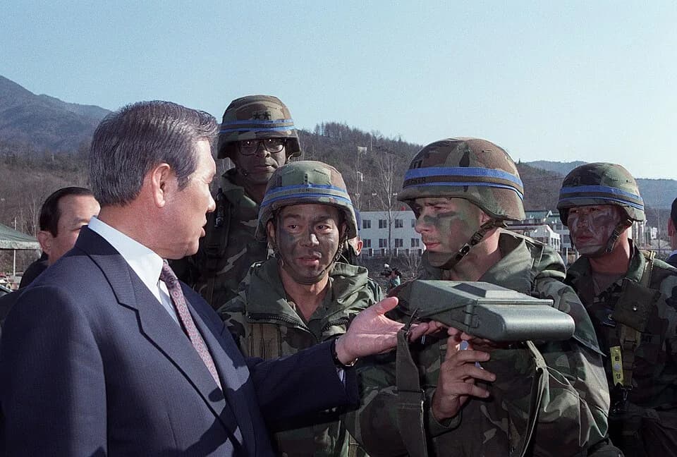 Roh Tae-woo - DA-SC-91-07008 South Korean President Roh Tae Woo, left, visits with members of 3rd Bn., 7th Field Arty., 25th Inf. Div. (Light), during the combined South Korean/U.S. exercise Team Spir