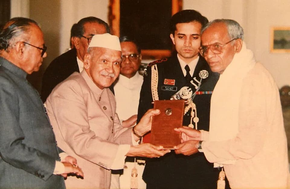 Shankar Dayal Sharma - Dr. M. S. Krishnamurthy being awarded the Tamra Patra by the President of India Shankar Dayal Sharma.
