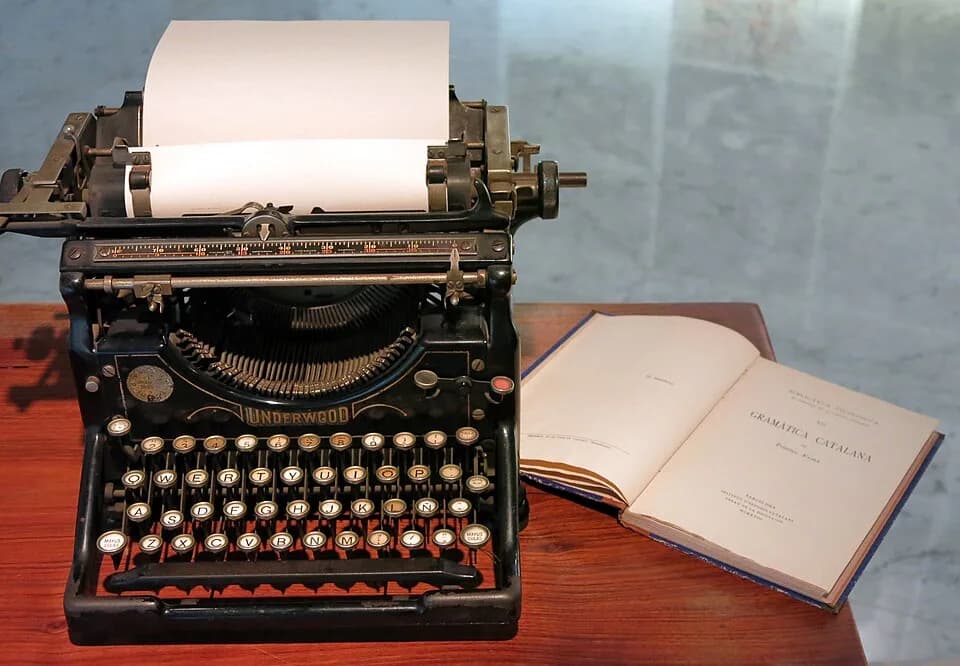 Pompeu Fabra - Màquina d'escriure Underwood i Gramàtica catalana de Pompeu Fabra. Exposició "Enric Prat de la Riba i la Mancomunitat de Catalunya"