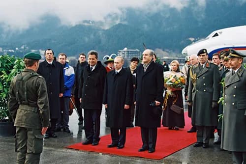 Thomas Klestil - INNSBRUCK, AUSTRIA. President Putin with Austrian President Thomas Klestil (right) during an airport welcome ceremony.