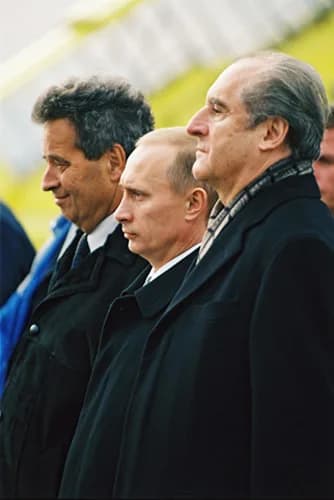 Thomas Klestil - INNSBRUCK, AUSTRIA. President Putin with Austrian President Thomas Klestil (right) and Tyrol provincial governor Wendelin Weingartner during an airport welcome ceremony.