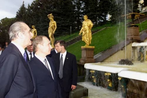 Thomas Klestil - PETERHOFF. Vladimir Putin with Austria's President Thomas Klestil near the Samson fountain.