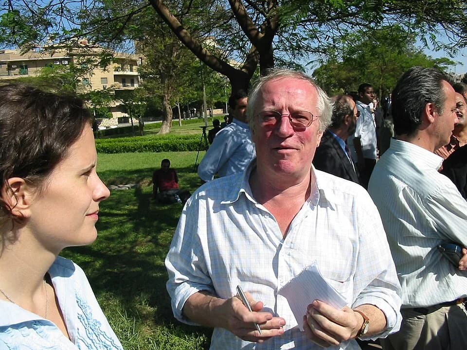 Robert Fisk - جنازة الرئيس الفلسطيني ورئيس منظمة التحرير الفلسطينية ياسر عرفات في القاعدة الجوية ألماظة العسكري بمدينة القاهرة، قبل سفر جثمانه إلى الضفة الغربية لدفنه، الجمعة ١٢ نوفمبر ٢٠٠٤