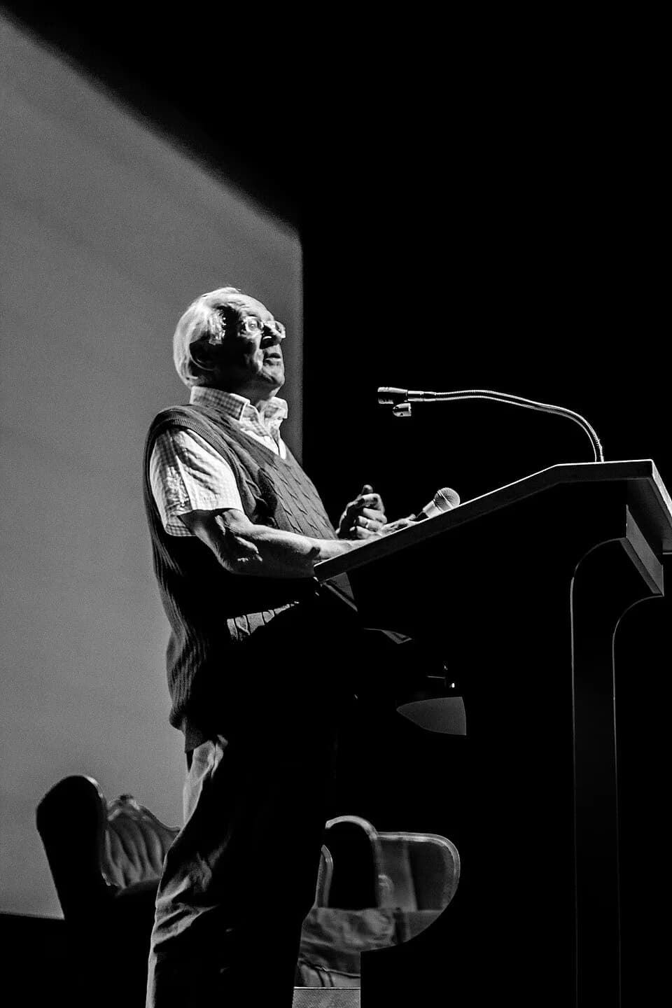Robert Fisk - Journalist Robert Fisk speaking at De Roma, Antwerp.