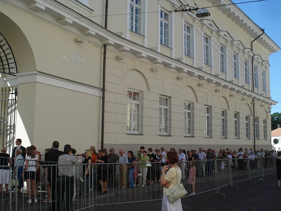 Algirdas Brazauskas - Mourners queue to pay their last respects to the former Lithuanian President Algirdas Brazauskas in the President palace in Vilnius, Lithuania
