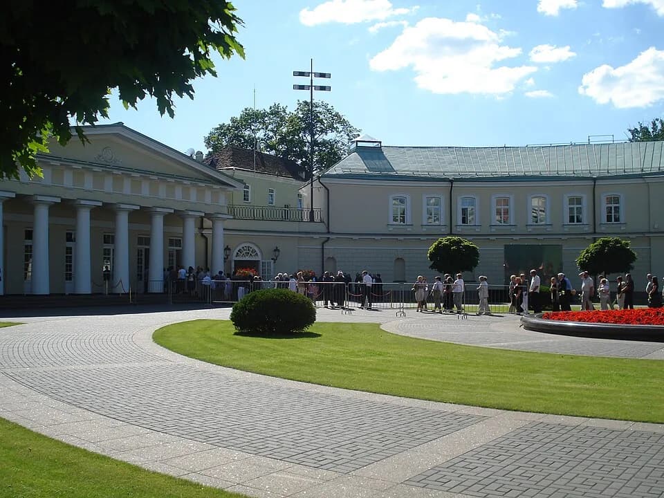 Algirdas Brazauskas - Mourners queue to pay their last respects to the former Lithuanian President Algirdas Brazauskas in the President palace in Vilnius, Lithuania