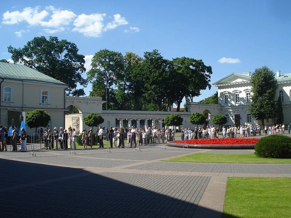 Algirdas Brazauskas - Mourners queue to pay their last respects to the former Lithuanian President Algirdas Brazauskas in the President palace in Vilnius, Lithuania
