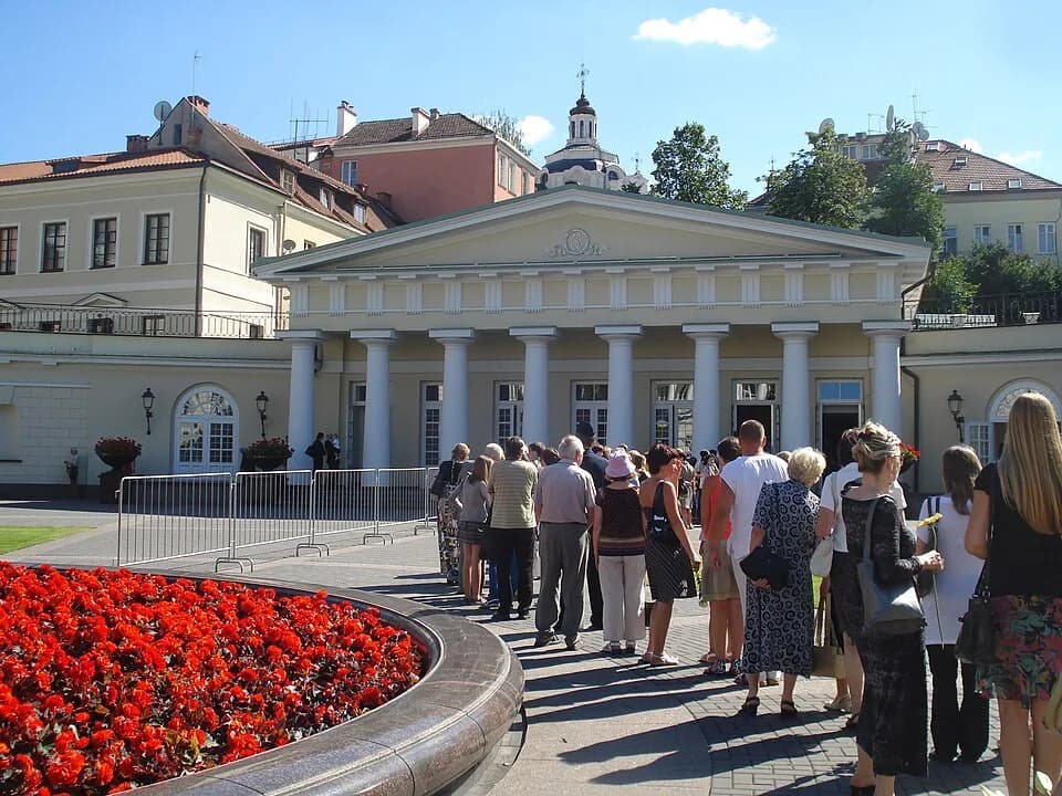 Algirdas Brazauskas - Mourners queue to pay their last respects to the former Lithuanian President Algirdas Brazauskas in the President palace in Vilnius, Lithuania