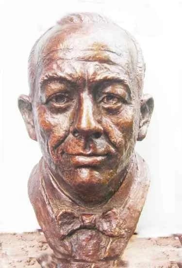 Noël Coward - Noel Coward: sculpted by Victor Heyfron, M.A. 1968