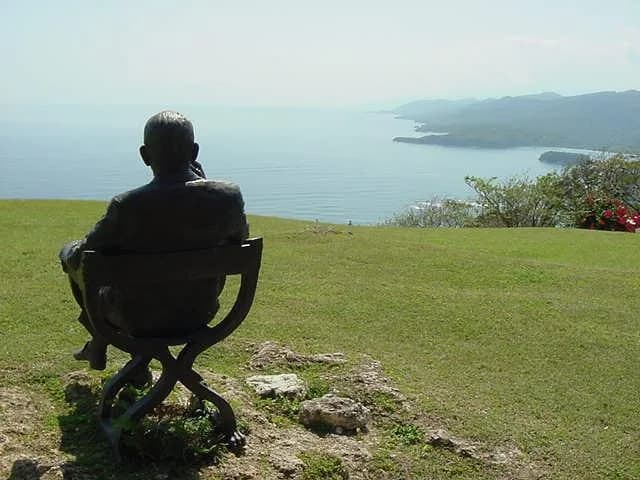 Noël Coward - This is a photo that I took myself of Noel Coward's Firefly in February, 2007. Sculpture of Noel Coward by Angela Conner
