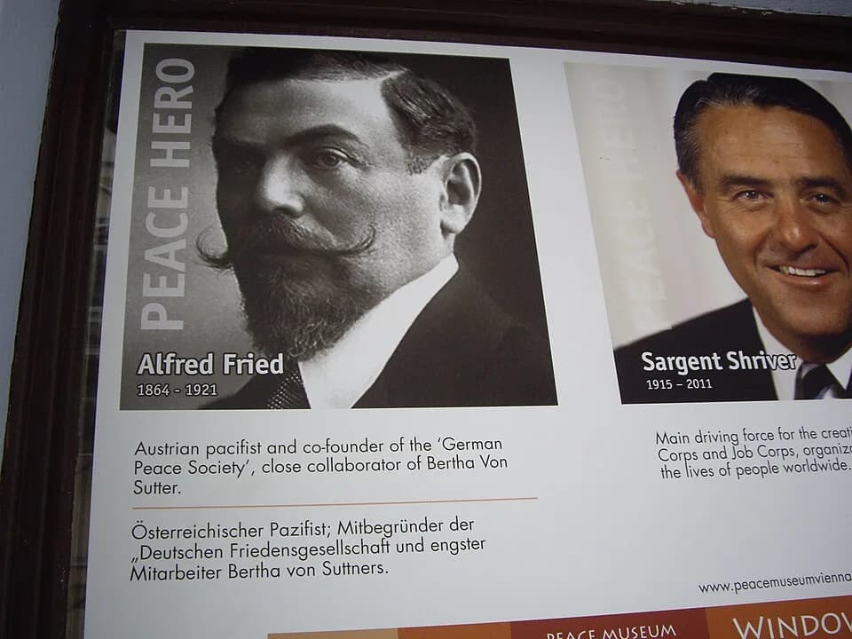 Alfred Hermann Fried - Pacoheroo Alfred Hermann Fried en "Fenestroj por la Paco" de la Pacomuzeo Vieno,