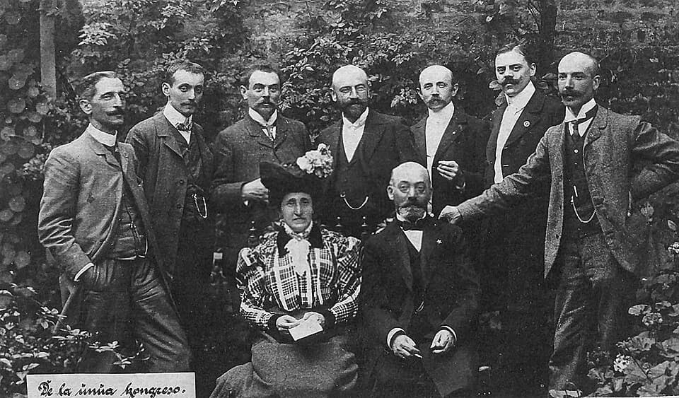 Alfred Hermann Fried - 1. Esperanto-Weltkongress, Boulogne-sur-Mer 1905. Gruppenfoto einiger Teilnehmer. Hinter dem Ehepaar Zamenhof stehend, v.l.n.r.: Gaston Moch, Otto Simon, Alfred Hermann Fried, 3