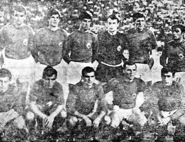 Ivica Osim - Stojijo od leve: Mirsad Fazlagić, Vahidin Musemić, Blagoje Paunović, Ilija Pantelić, Ivica Osim, ?.
Čepijo od leve: Ilija Petković, Dragan Holcer, Miroslav Pavlović, Dobrivoje Trivić in D