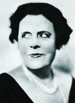 Marie Dressler - Publicity photo of Marie Dressler for Stars of the Photoplay, which is art portraits of famous film favorites, with short biographical sketches.