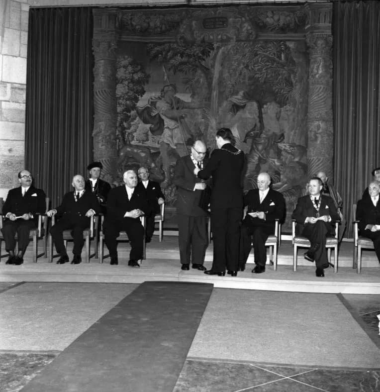 Paul-Henri Spaak - For documentary purposes the German Federal Archive often retained the original image captions, which may be erroneous, biased, obsolete or politically extreme. Verleihung des Karls