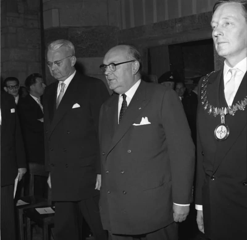 Paul-Henri Spaak - For documentary purposes the German Federal Archive often retained the original image captions, which may be erroneous, biased, obsolete or politically extreme. Verleihung des Karls