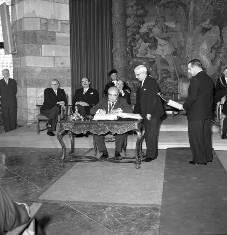 Paul-Henri Spaak - For documentary purposes the German Federal Archive often retained the original image captions, which may be erroneous, biased, obsolete or politically extreme. Verleihung des Karls