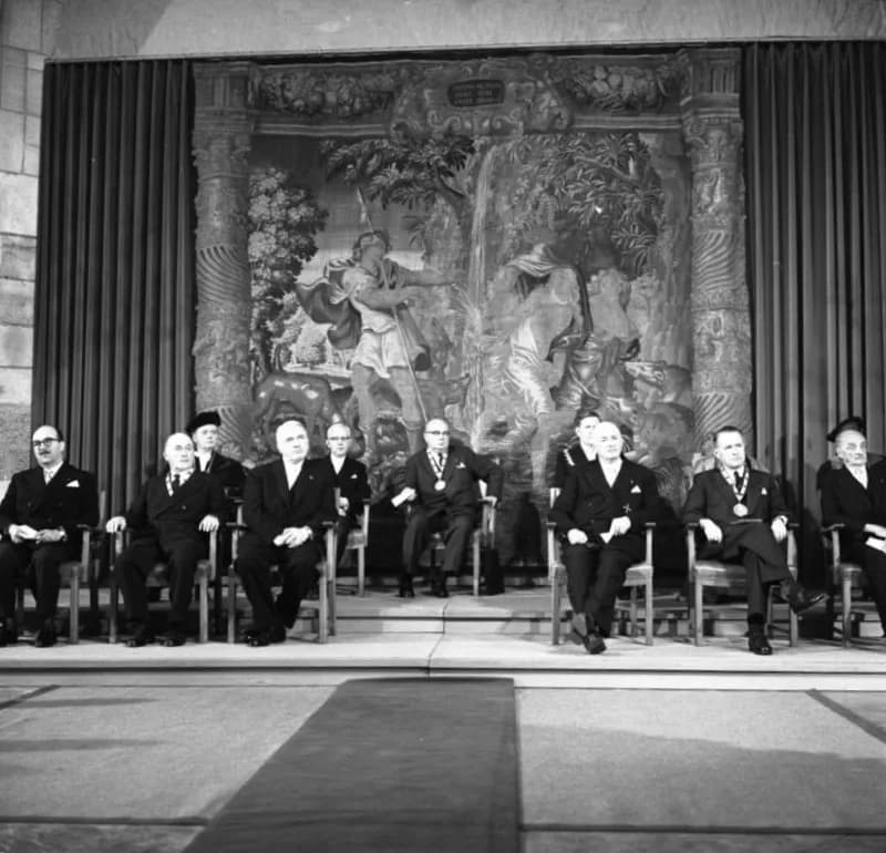 Paul-Henri Spaak - For documentary purposes the German Federal Archive often retained the original image captions, which may be erroneous, biased, obsolete or politically extreme. Verleihung des Karls