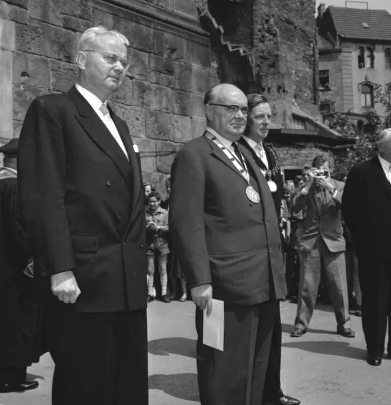 Paul-Henri Spaak - For documentary purposes the German Federal Archive often retained the original image captions, which may be erroneous, biased, obsolete or politically extreme. Verleihung des Karls