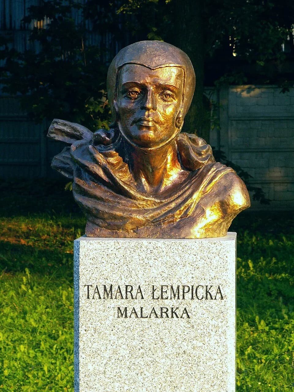 Tamara de Lempicka - Bust of Tamara Łempicka in Celebrity Alley in Kielce (Poland)