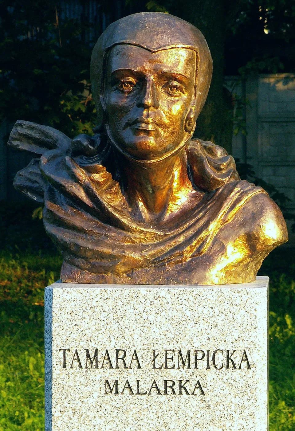 Tamara de Lempicka - Sławomir Micek, Bust of Tamara Łempicka in Celebrity Alley in Kielce (Poland), cropped version