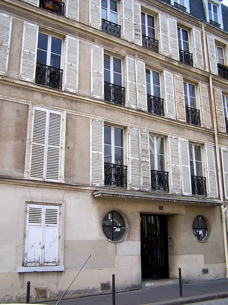 Tamara de Lempicka - Vue de l'immeuble au numéro 7 de la rue Méchain où vécut et travailla notamment Tamara de Lempicka. Le hall de l'immeuble ancien sur la rue, avec ses oculi, est l'œuvre de Robert 
