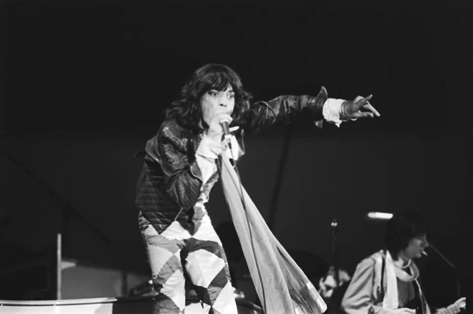 Charlie Watts - Collectie / Archief : Fotocollectie Anefo
Reportage / Serie : [ onbekend ]
Beschrijving : Rolling Stones concert in Zuiderpark te Den Haag , Mick Jagger in aktie, rechts Keith Richard

