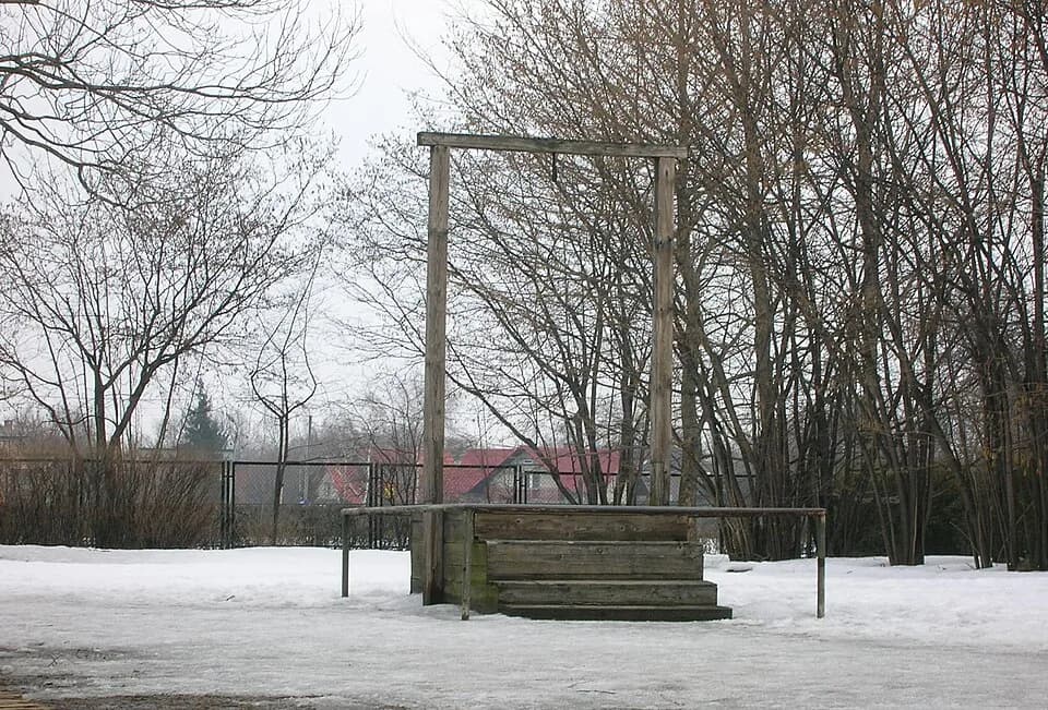 Rudolf Höss - Gallows on Auschwitz