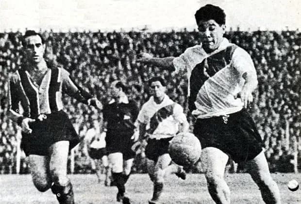 Omar Sívori - Enrique Omar Sívori en un partido ante Almagro. Circa 1955