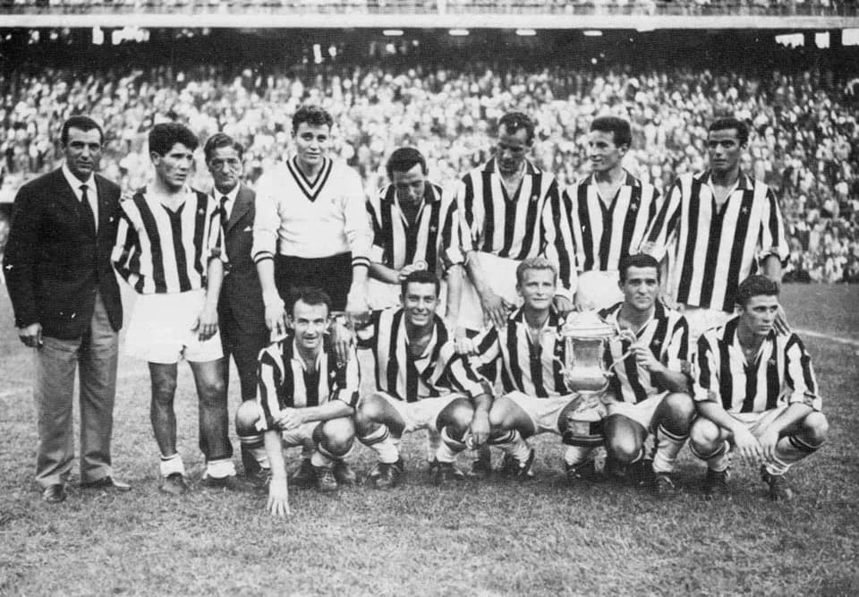 Omar Sívori - Milano (Italia), stadio San Siro, 13 settembre 1959. La Juventus FC in posa dopo il successo sul FC Internazionale (4-1) nella finale di Coppa Italia 1958-59; la partita, seppur apparten