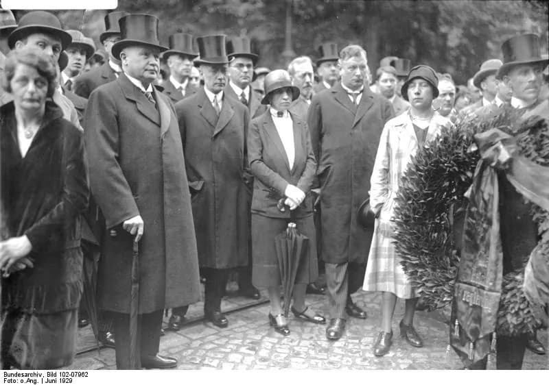 Walther Rathenau - For documentary purposes the German Federal Archive often retained the original image captions, which may be erroneous, biased, obsolete or politically extreme. Die feierliche Enthü