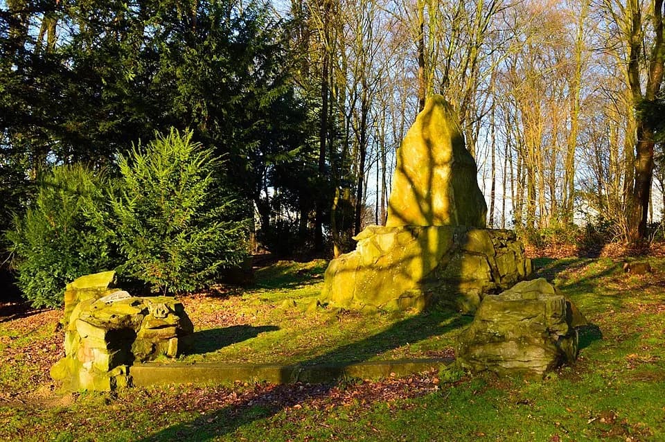 Walther Rathenau - Republikanerdenkmal in Witten. Die Bronzereliefe der Politiker Friedrich Ebert, Matthias Erzberger und Walther Rathenau sind geplündert.