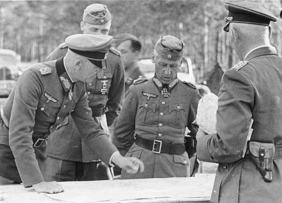 Fedor von Bock - Bundesarchiv Bild 101I-265-0048A-03, Russland, Generale v. Bock, Hoth, W. v. Richthofen.jpg