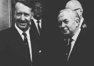 Ian Douglas Smith - Ian Smith et Harold Wilson en 1965
Source : http://rhodesian.server101.com/navigation_page.htm
POLICY STATEMENT
This Embassy believes passionately in freedom of speech, and the dis