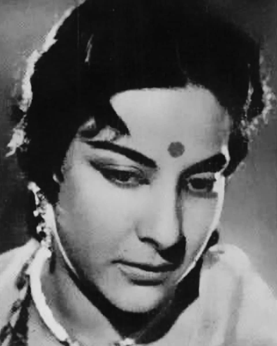 Nargis - Nargis, looking away from the camera, is the best actress for Raat Aur Din, as per the catalogue of 15th NFA, 1967